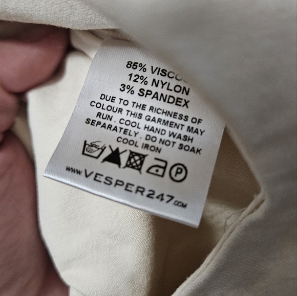 VESPER Sweetheart Neckline Cropped Top With Shoulder Ties In Cream. Size 6 - Picture 6 of 13